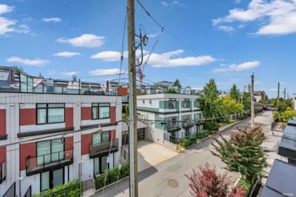 Swimming Pool Photo of 23 526 W 28th Avenue, Vancouver, BC