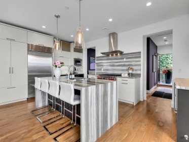 Kitchen Island Photo of 942 Keil Street, White Rock, BC
