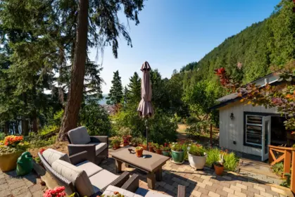 Kitchen Island Photo of 806 Hummingbird Lane, Bowen Island, BC