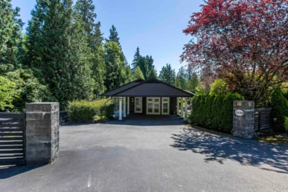 Garden / Landscaping Photo of 3420 Rockview Place, West Vancouver, BC