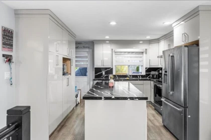 Kitchen Island Photo of 34795 1 Avenue, Abbotsford, BC
