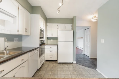 Kitchen Island Photo of 41 32959 George Ferguson Way, Abbotsford, BC