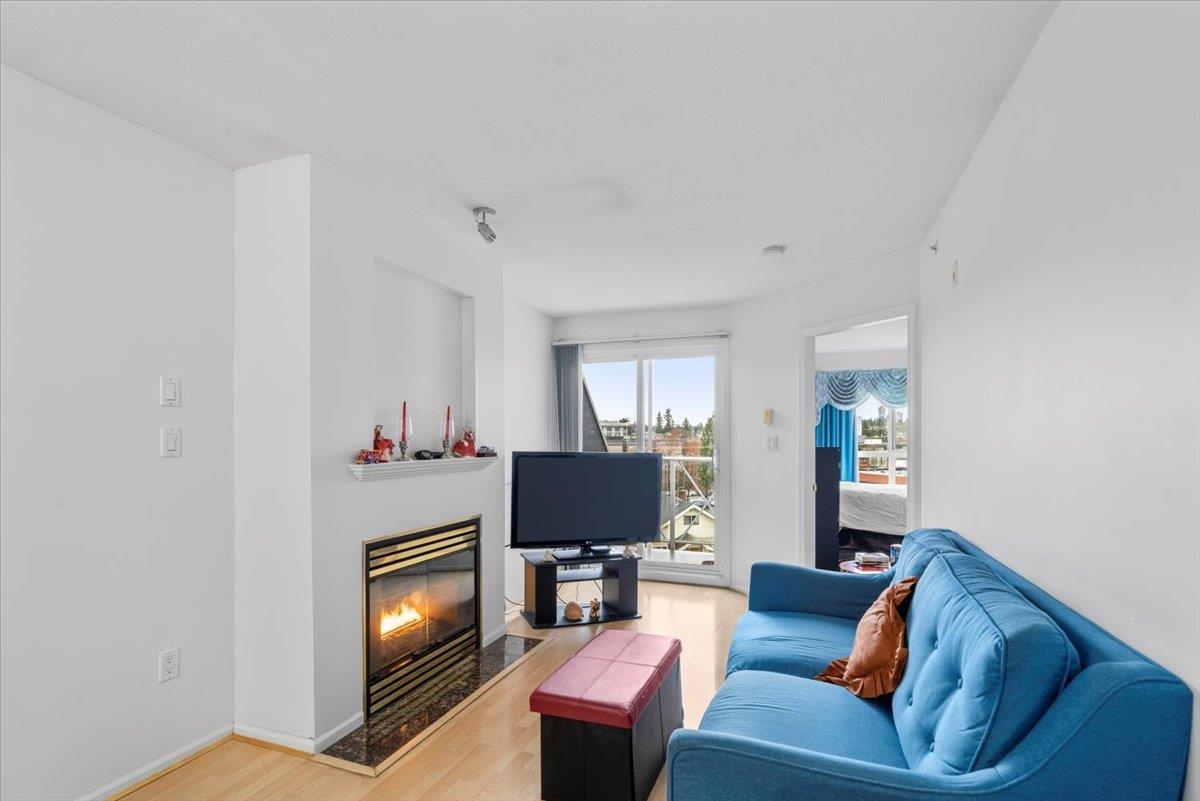 Kitchen Island Photo of PH23 760 Kingsway, Vancouver, BC