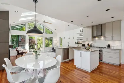 186 W Kings Road, North Vancouver, BC, North Vancouver — Single Family Residence for sale