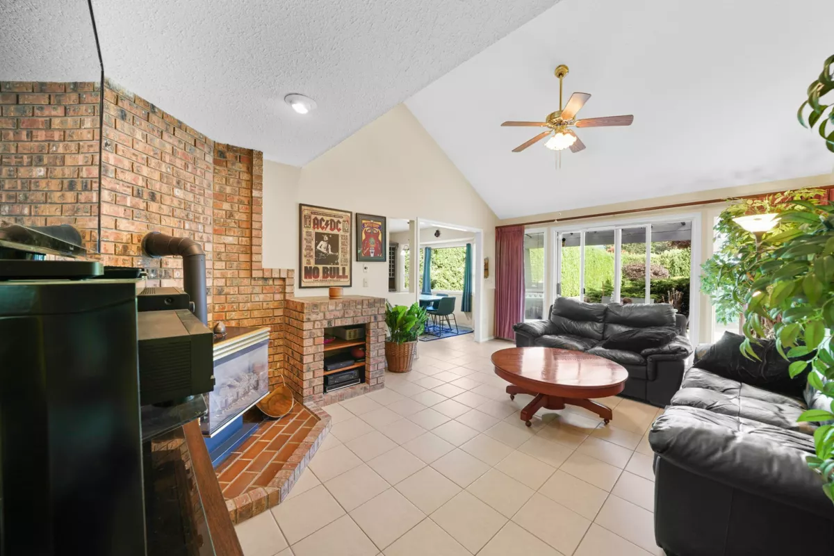 Entry Foyer Photo of 46209 Strathcona Road, Chilliwack, BC