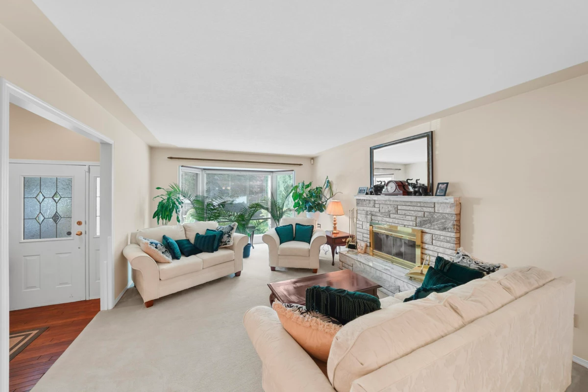 Kitchen Island Photo of 46209 Strathcona Road, Chilliwack, BC