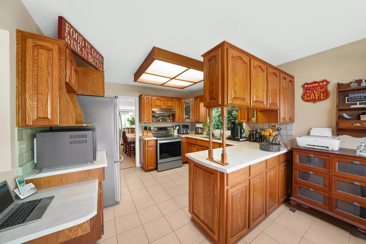 Walk-In Closet Photo of 46209 Strathcona Road, Chilliwack, BC