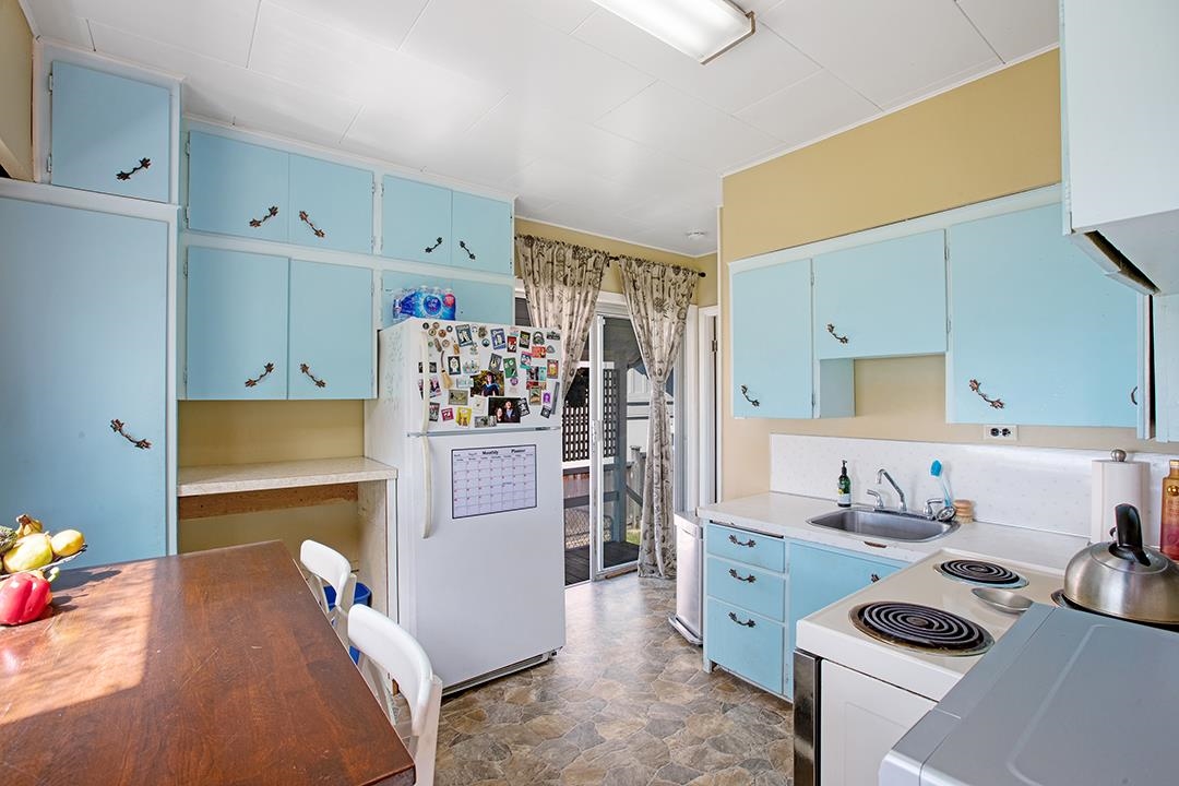 Breakfast Nook Photo of 14683 West Beach Avenue, White Rock, BC