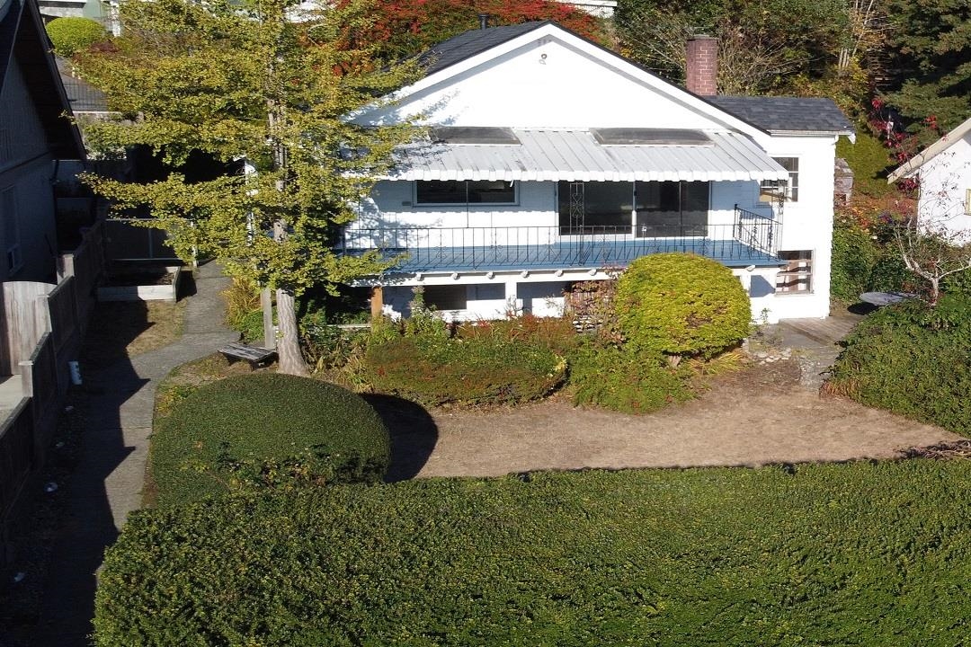 Dining Area Photo of 14683 West Beach Avenue, White Rock, BC