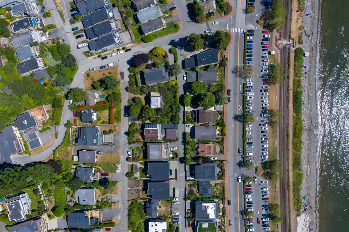 Entry Foyer Photo of 14683 West Beach Avenue, White Rock, BC