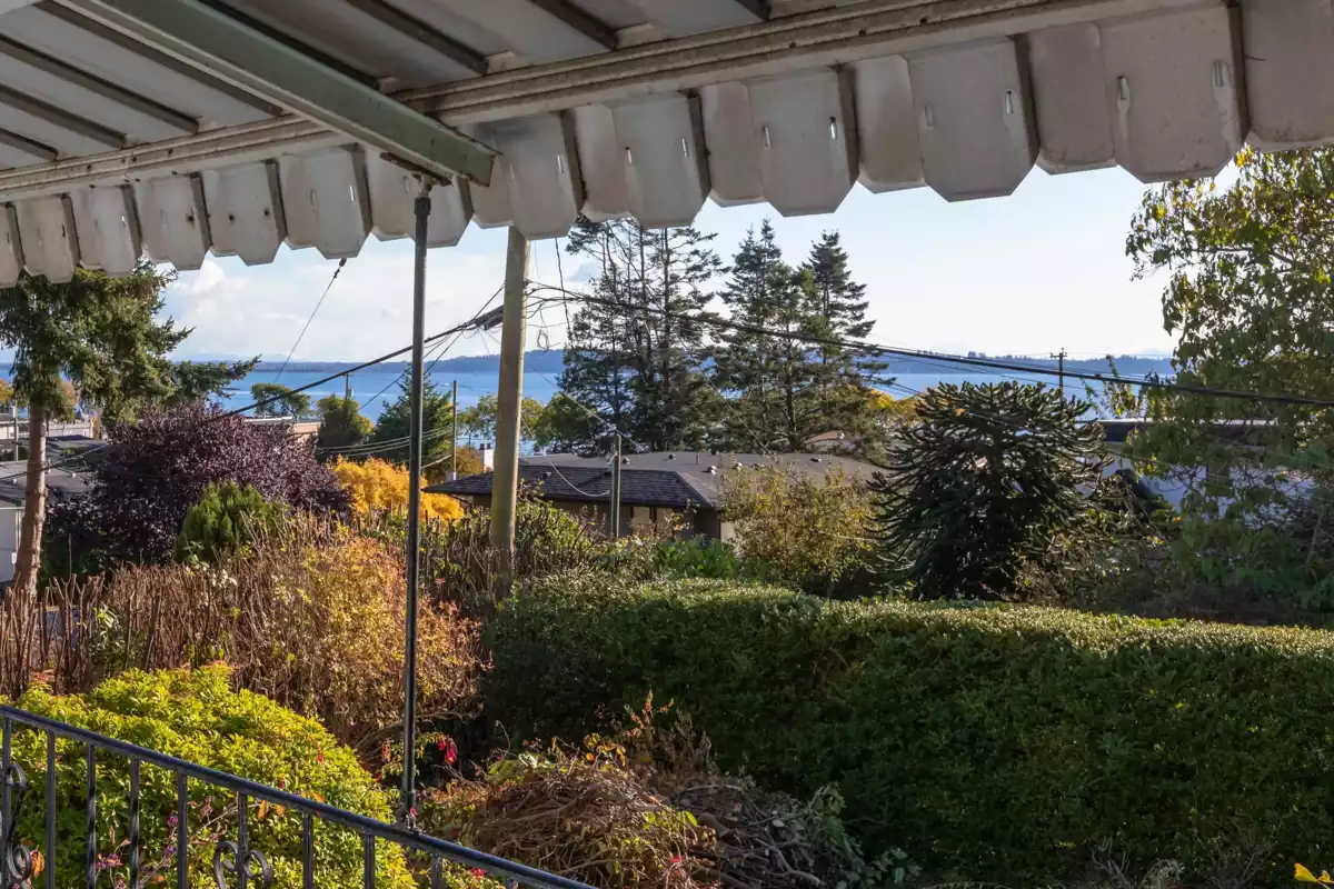 Family Room Photo of 14683 West Beach Avenue, White Rock, BC