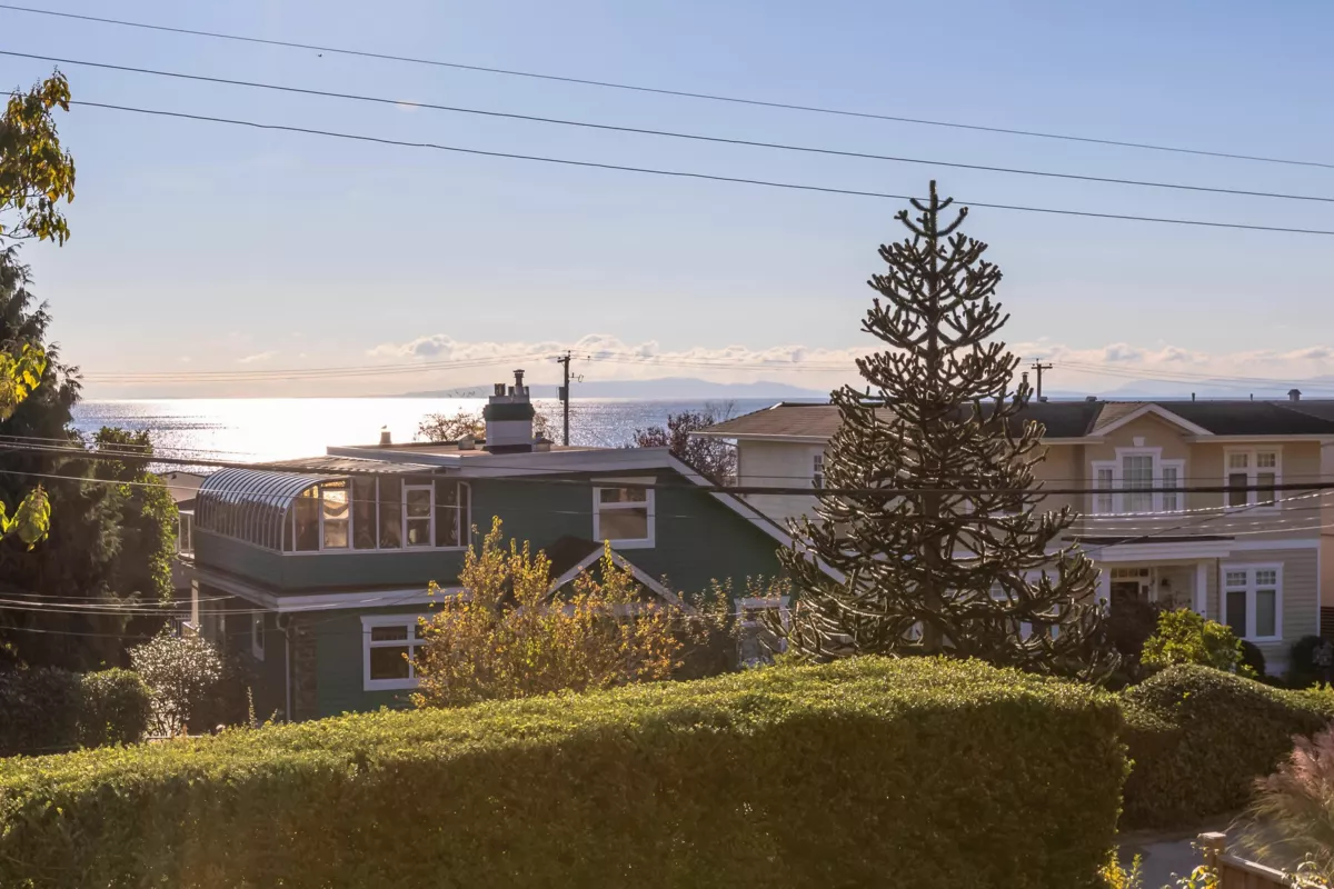 Living Room Photo of 14683 West Beach Avenue, White Rock, BC