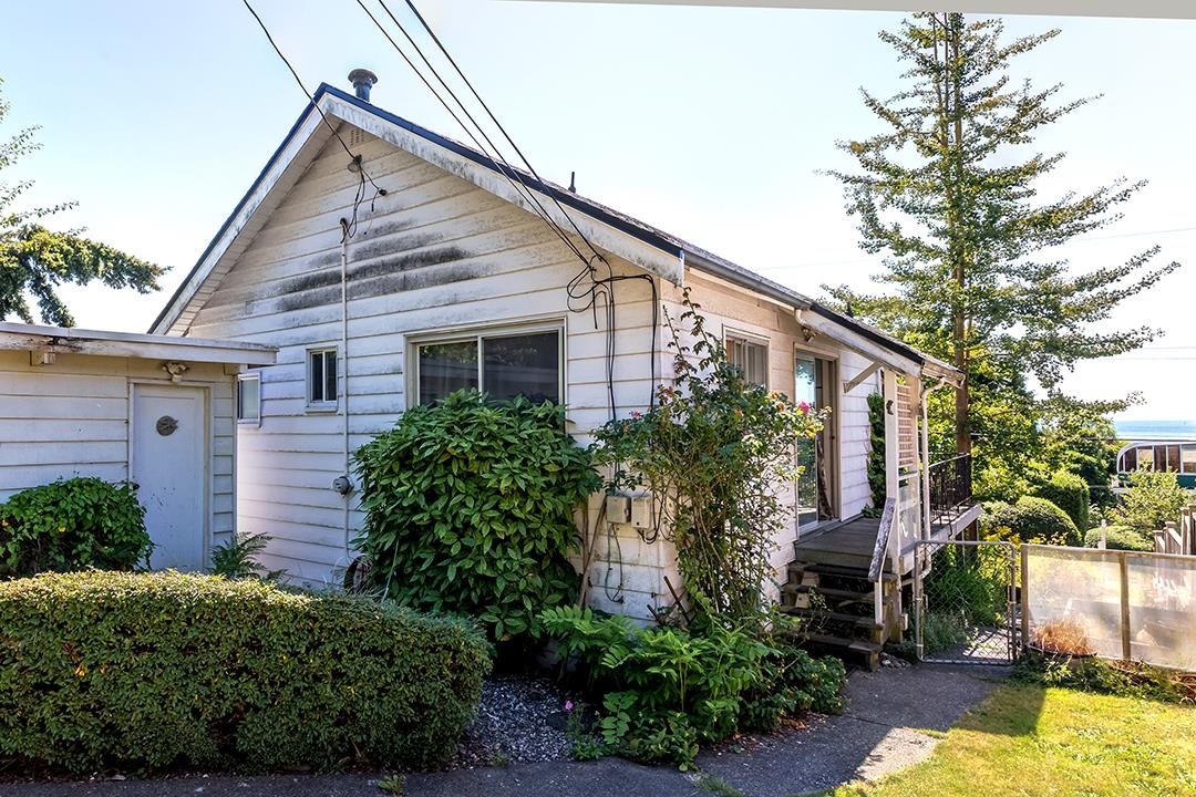 Powder Room Photo of 14683 West Beach Avenue, White Rock, BC