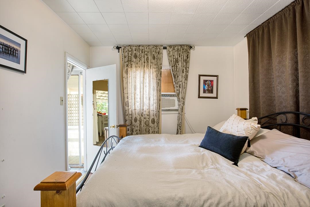 Primary Bathroom Photo of 14683 West Beach Avenue, White Rock, BC