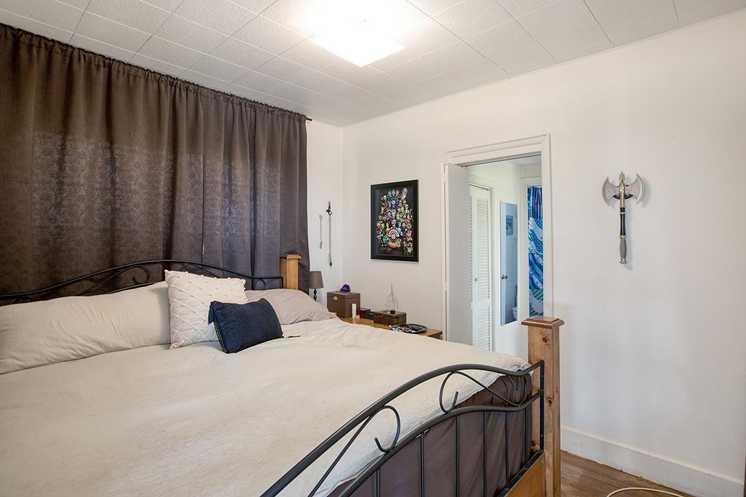 Walk-In Closet Photo of 14683 West Beach Avenue, White Rock, BC