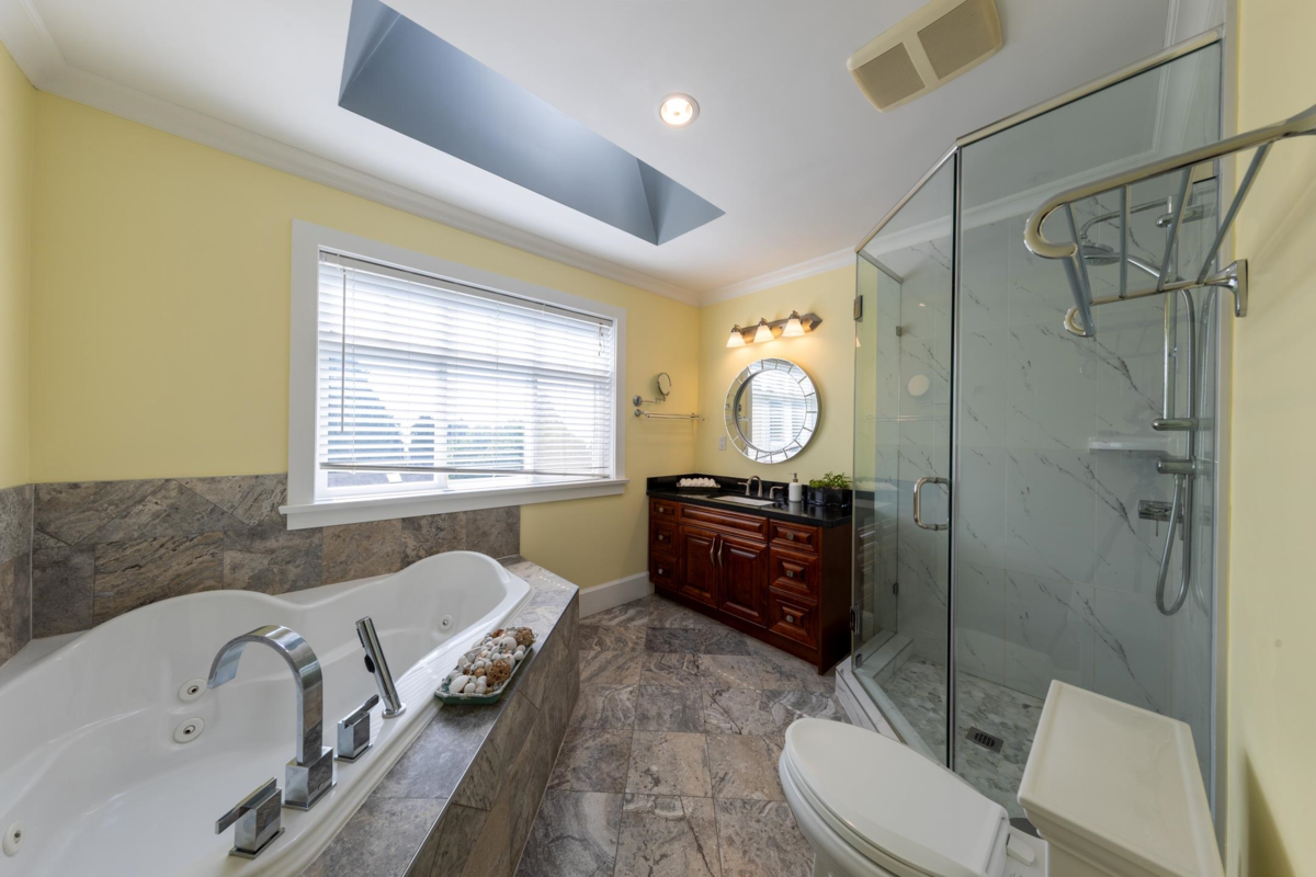 Powder Room Photo of 1361 Lawson Avenue, West Vancouver, BC