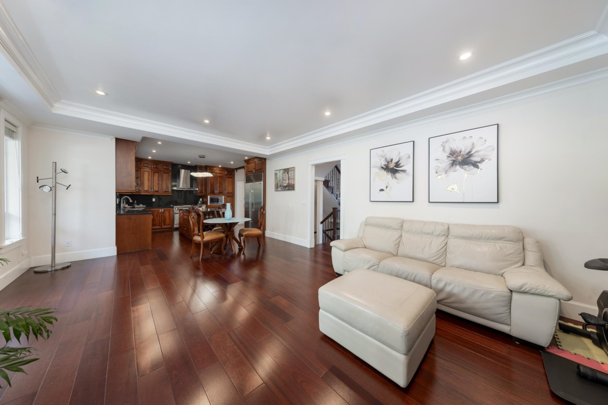 Walk-In Closet Photo of 1361 Lawson Avenue, West Vancouver, BC