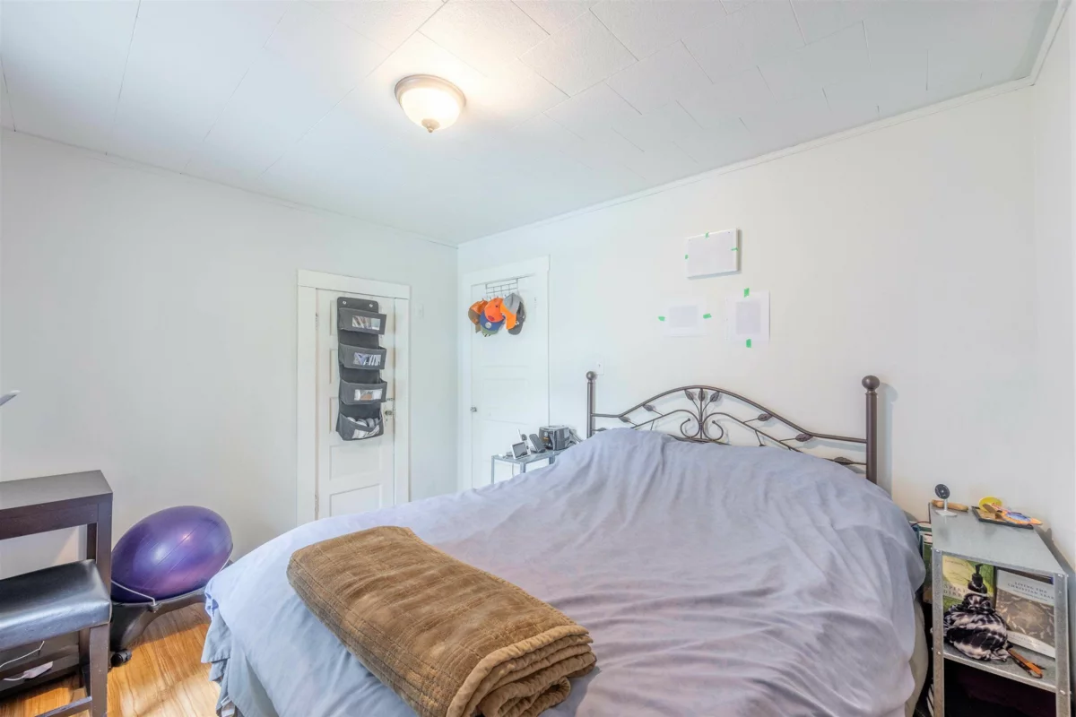 Kitchen Island Photo of 634 Rochester Avenue, Coquitlam, BC