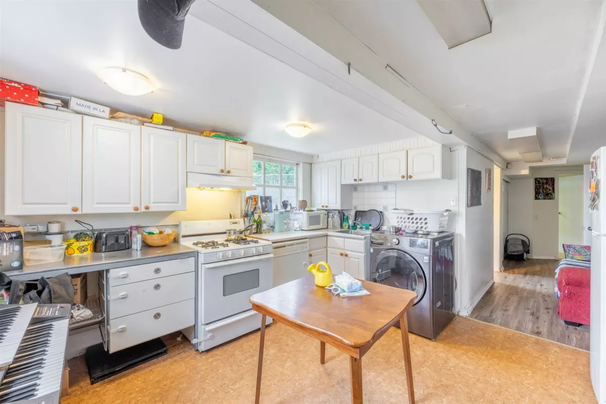 Walk-In Closet Photo of 634 Rochester Avenue, Coquitlam, BC