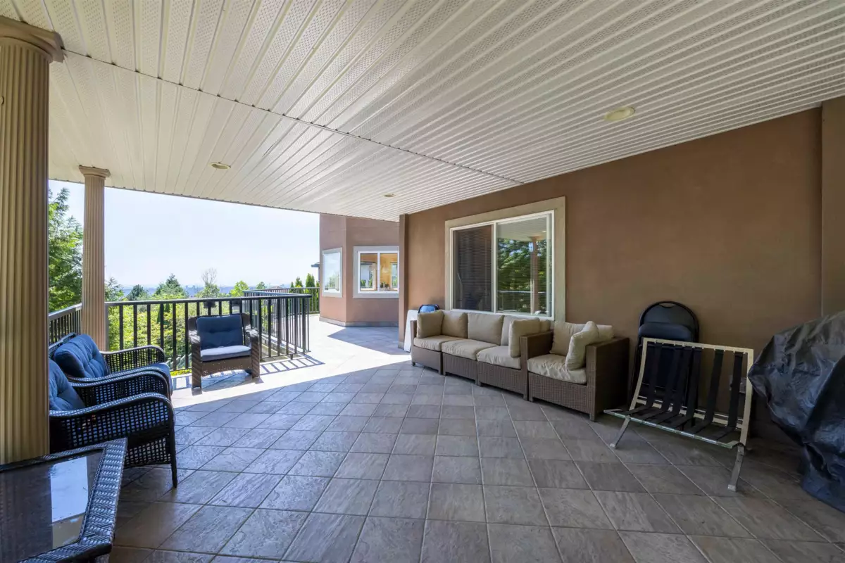 Entry Foyer Photo of 1625 Parkway Boulevard, Coquitlam, BC