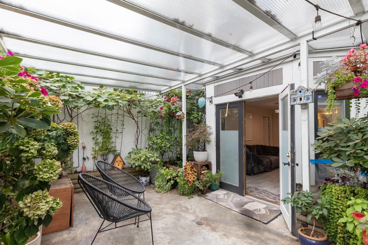 Kitchen Island Photo of 1 451 E Pender Street, Vancouver, BC