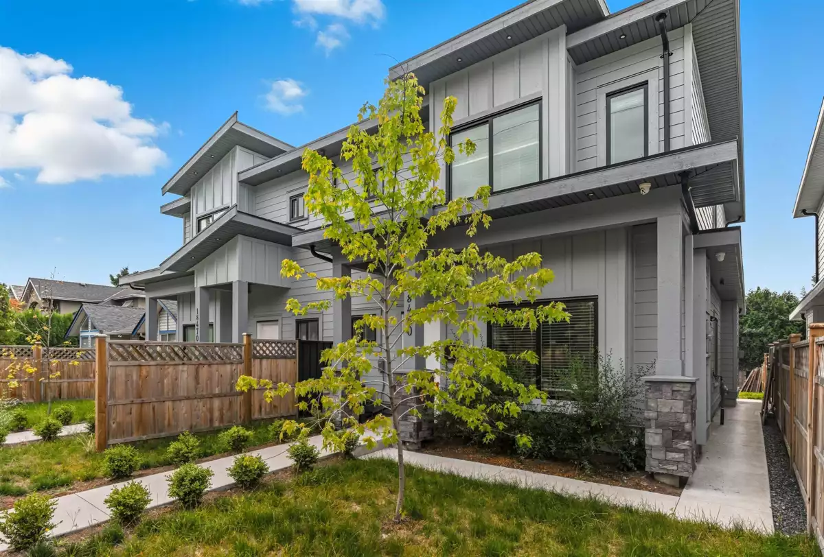 Entry Foyer Photo of 18460 64 Avenue, Surrey, BC