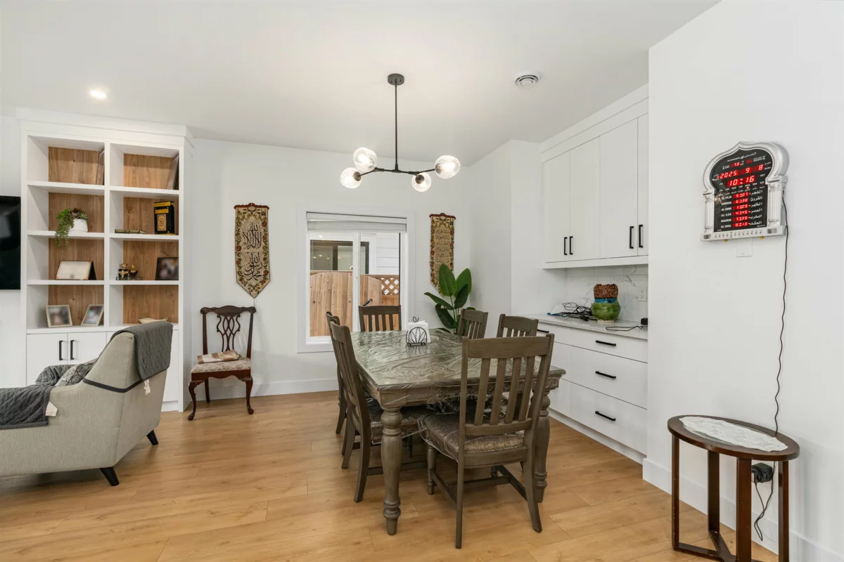Kitchen Island Photo of 18460 64 Avenue, Surrey, BC