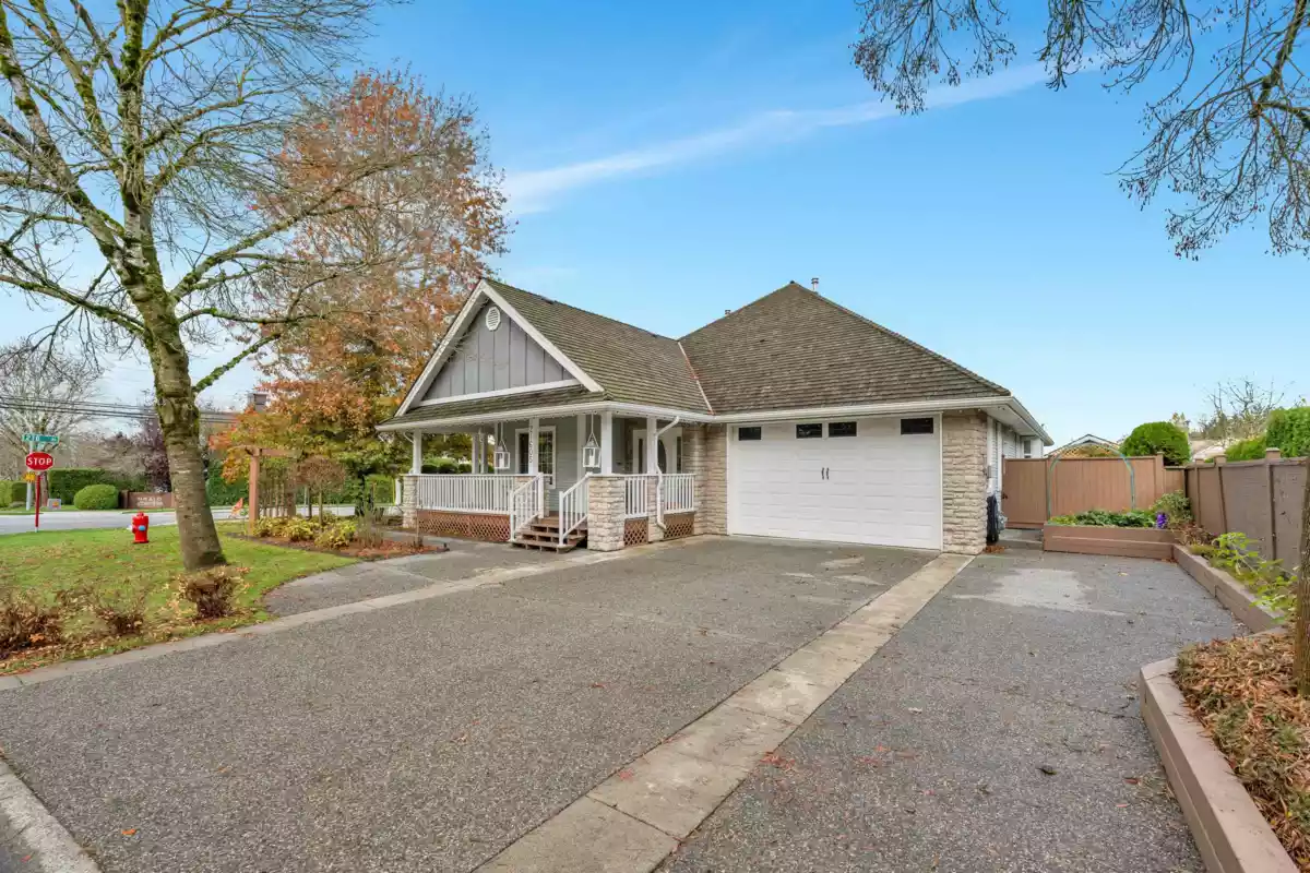 Living Room Photo of 21605 47a Avenue, Langley, BC