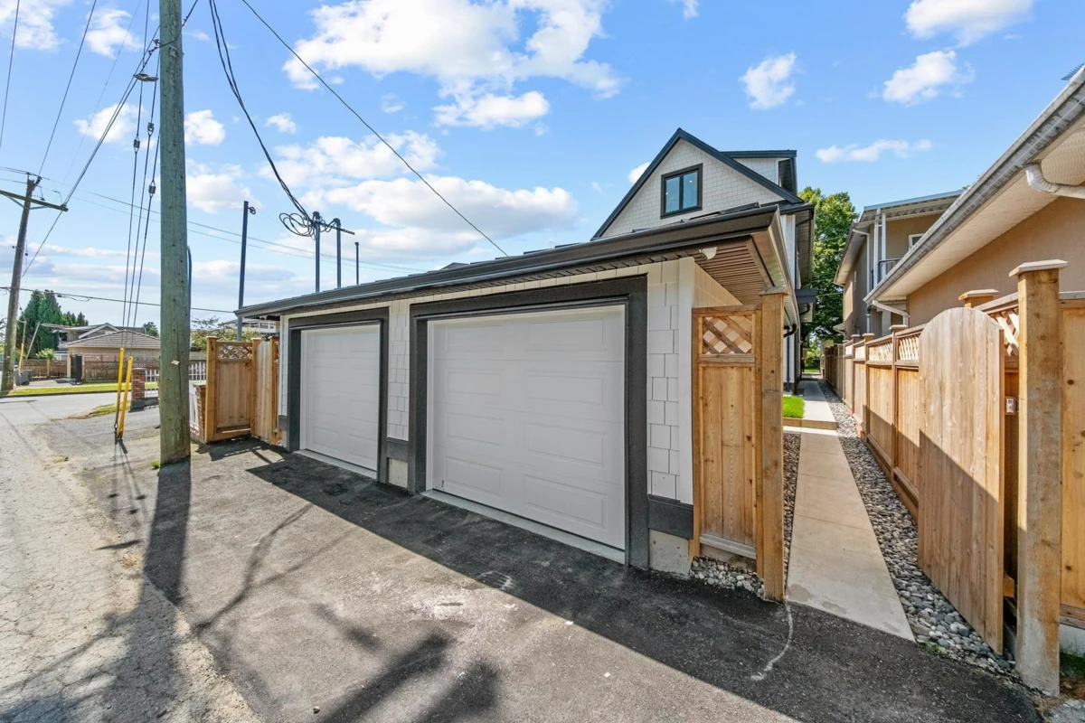 Outdoor Kitchen Photo of 1 4650 Gothard Street, Vancouver, BC