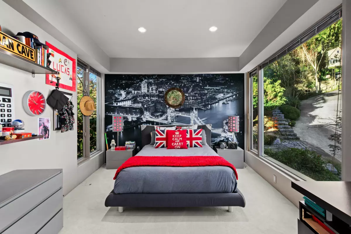 Entry Foyer Photo of 3912 Marine Drive, West Vancouver, BC