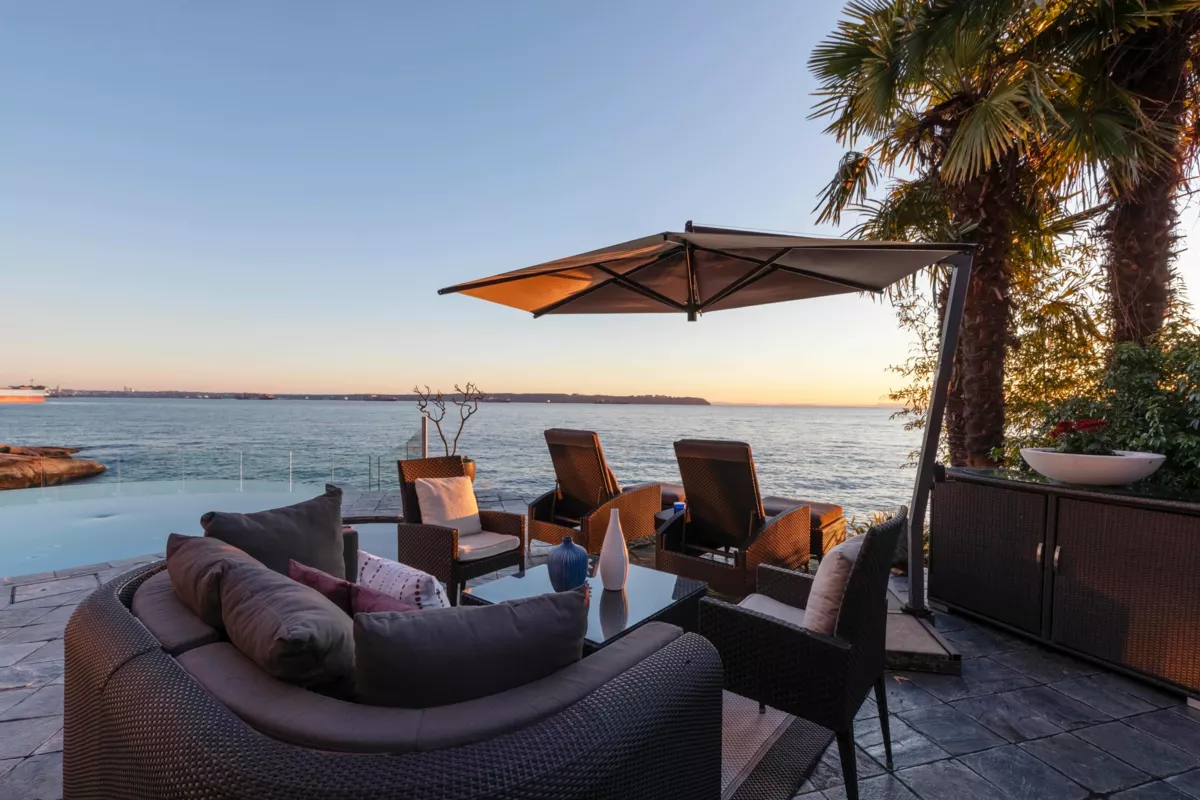 Front Yard Photo of 3912 Marine Drive, West Vancouver, BC