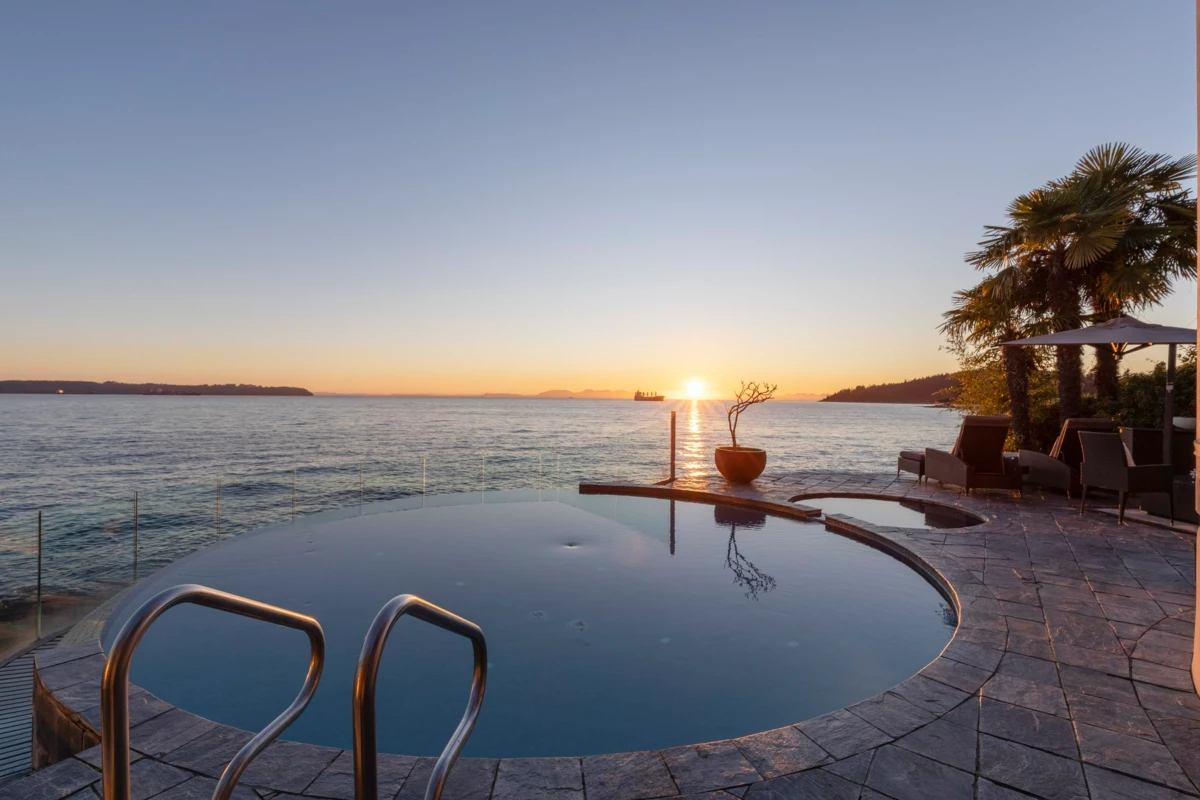 Garden / Landscaping Photo of 3912 Marine Drive, West Vancouver, BC