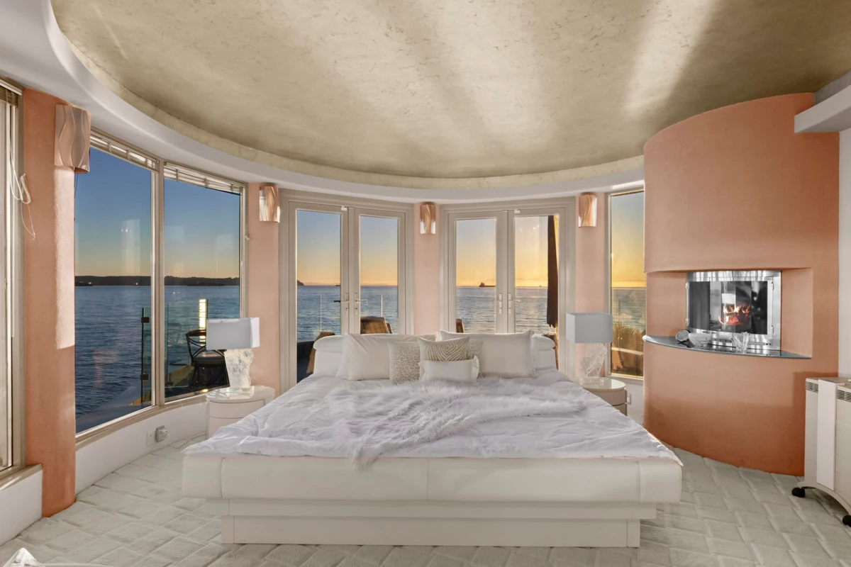 Guest Bathroom Photo of 3912 Marine Drive, West Vancouver, BC