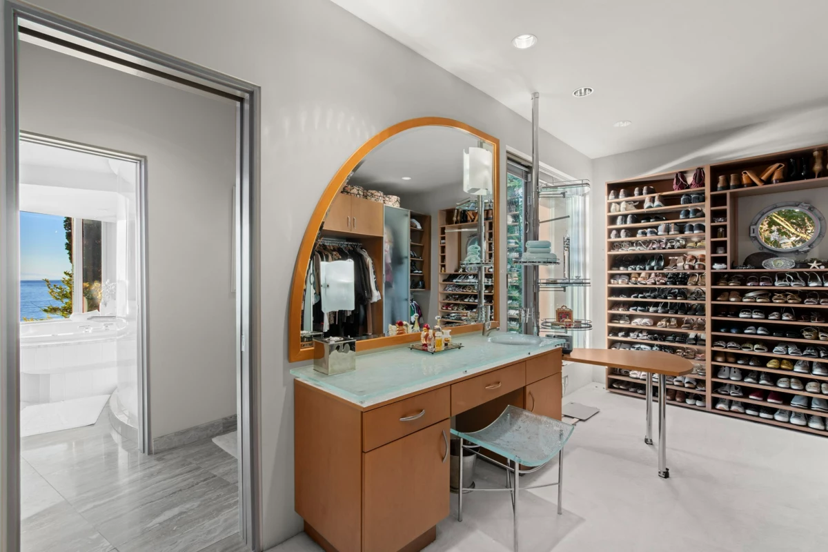 Laundry Room Photo of 3912 Marine Drive, West Vancouver, BC