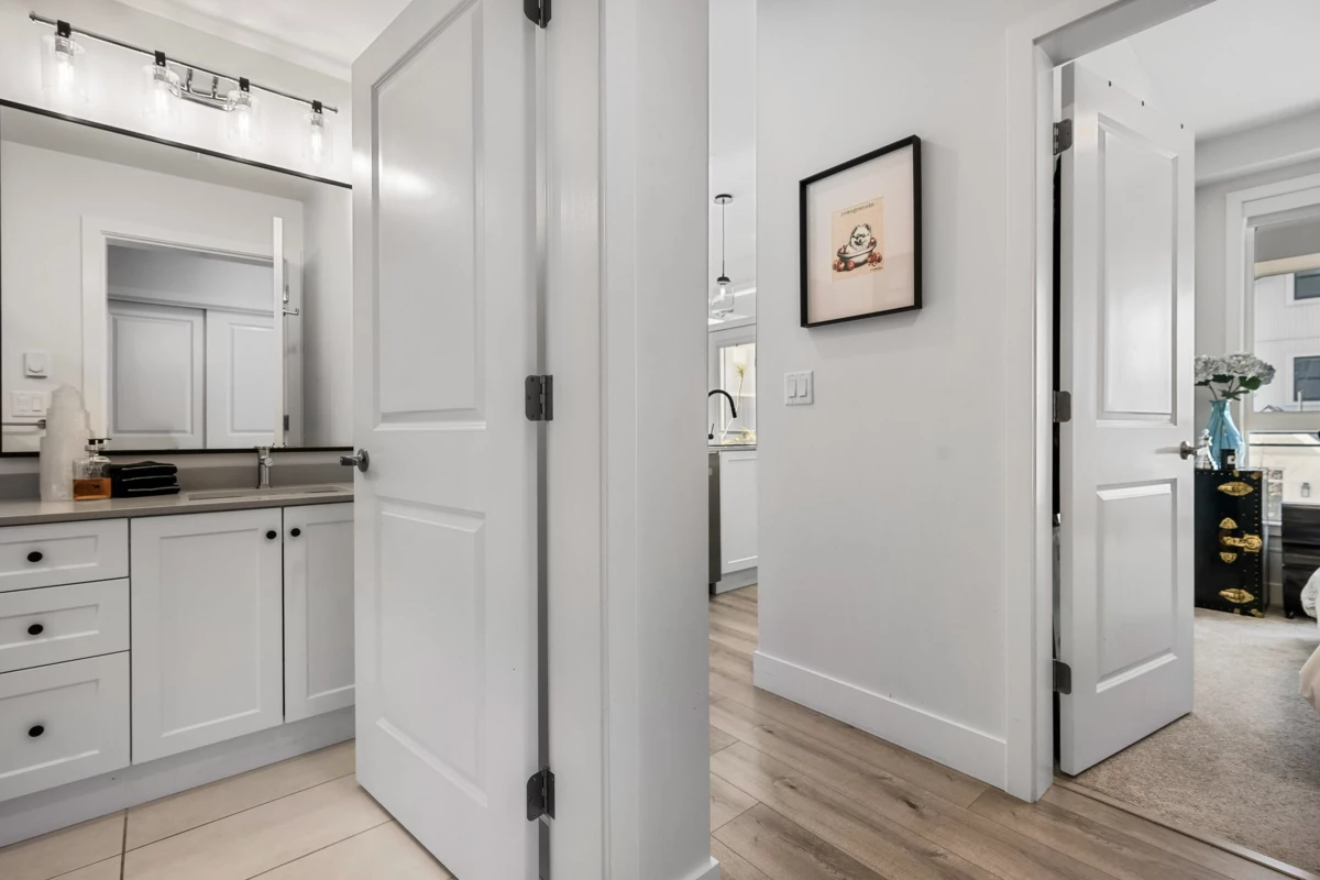 Kitchen Island Photo of 203 6045 Chilliwack River Road, Chilliwack, BC