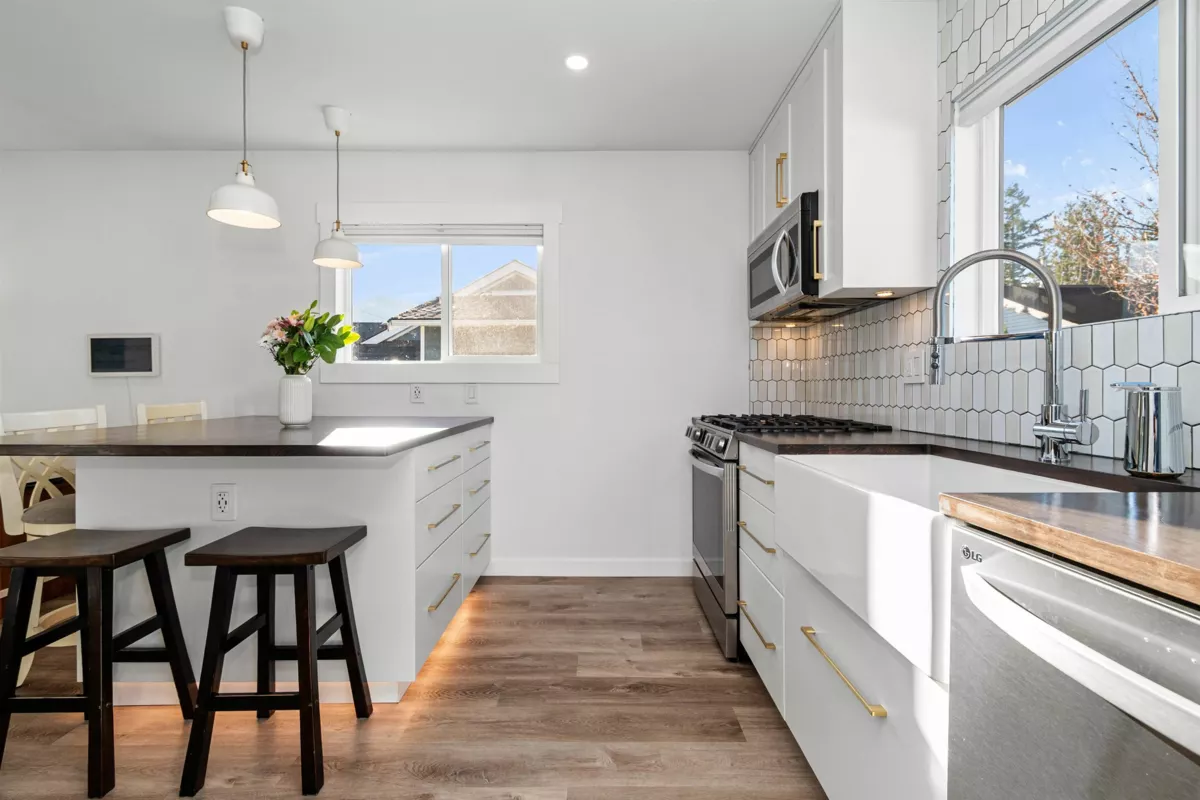 Kitchen Island Photo of 5865 Carter Road, Chilliwack, BC
