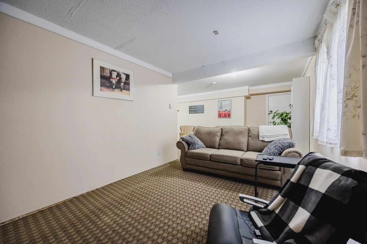 Entry Foyer Photo of 20492 Thorne Avenue, Maple Ridge, BC