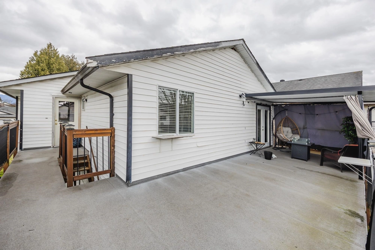 Front Yard Photo of 20492 Thorne Avenue, Maple Ridge, BC