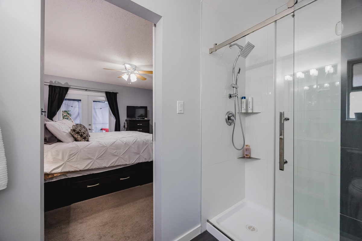 Guest Bathroom Photo of 20492 Thorne Avenue, Maple Ridge, BC