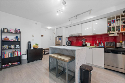 Kitchen Island Photo of 2205 111 W Georgia Street, Vancouver, BC
