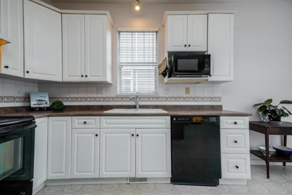Kitchen Island Photo of 22 6518 121 Street, Surrey, BC