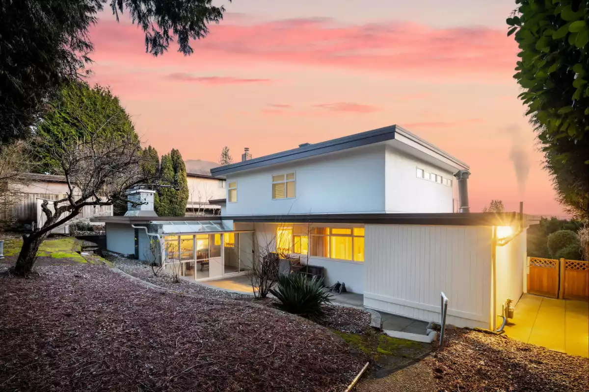 Front Yard Photo of 1555 Lawson Avenue, West Vancouver, BC