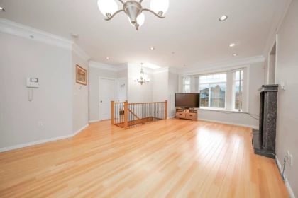 3320 E 43rd Avenue, Vancouver, BC