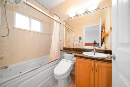 Primary Bathroom Photo of 3320 E 43rd Avenue, Vancouver, BC