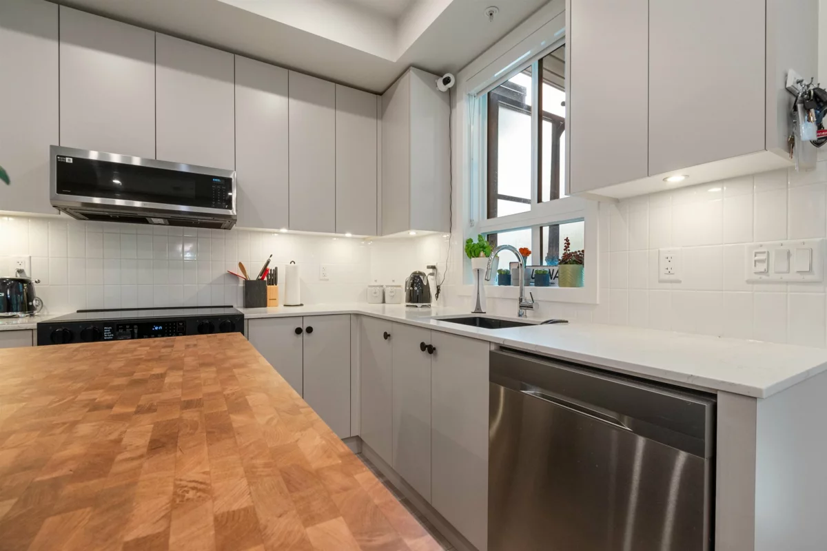 Living Room Photo of 103 45511 Campus Drive, Chilliwack, BC