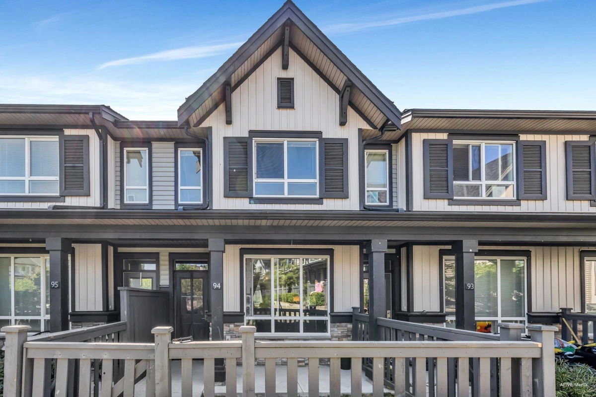 Living Room Photo of 94 30930 Westridge Place, Abbotsford, BC