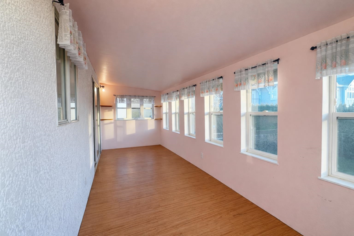 Guest Bathroom Photo of 32052 Melmar Avenue, Abbotsford, BC