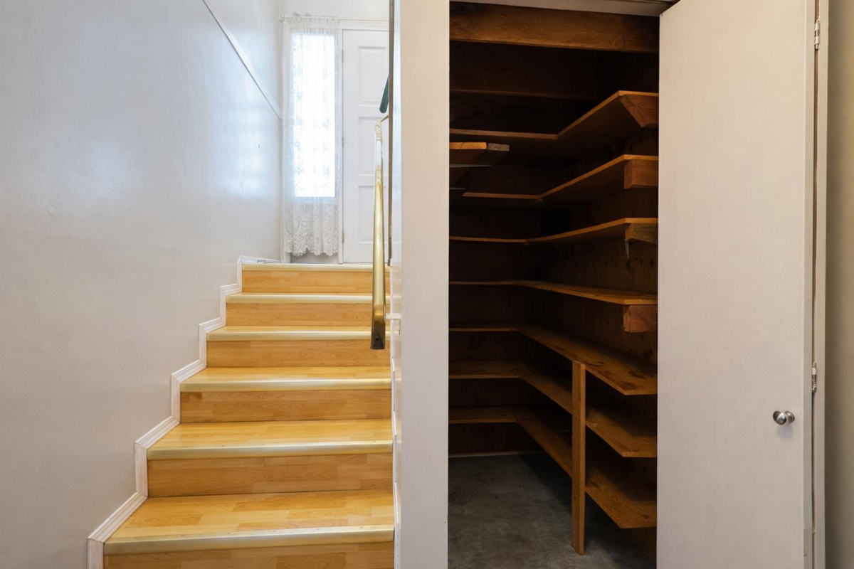 Hallway Photo of 32052 Melmar Avenue, Abbotsford, BC