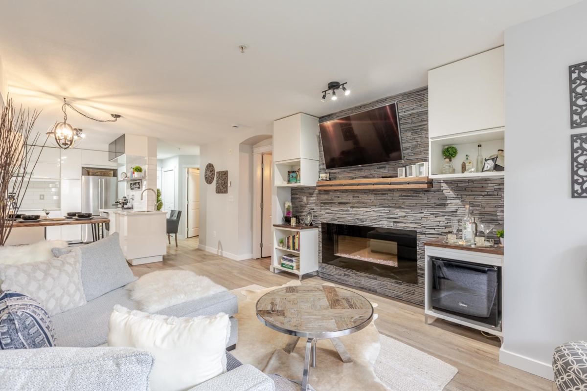 Basement Recreation Room Photo of 105 15621 Marine Drive, White Rock, BC