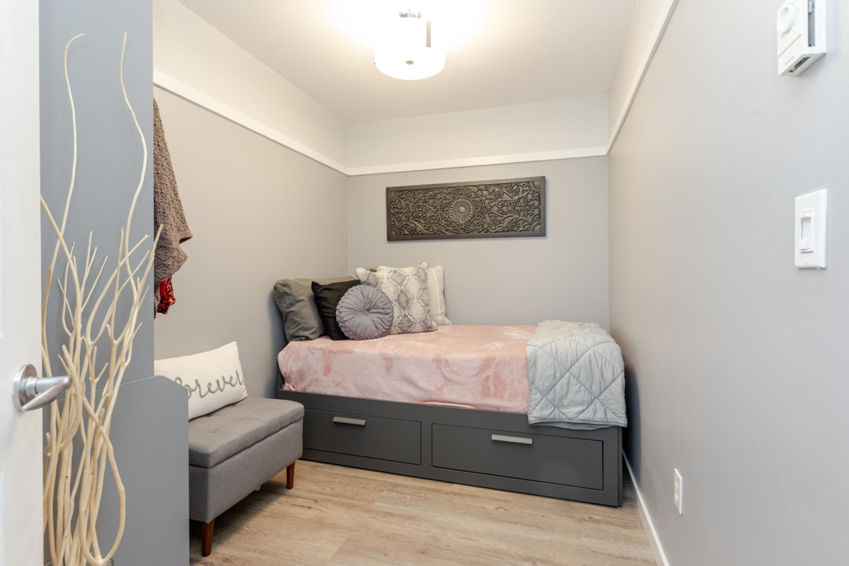 Entry Foyer Photo of 105 15621 Marine Drive, White Rock, BC